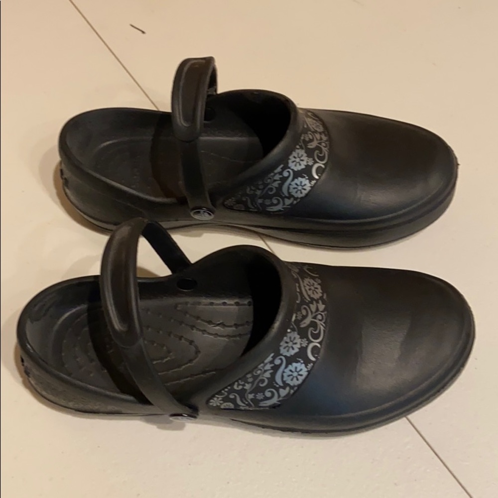 Women’s Croc Black shoes. Size 8